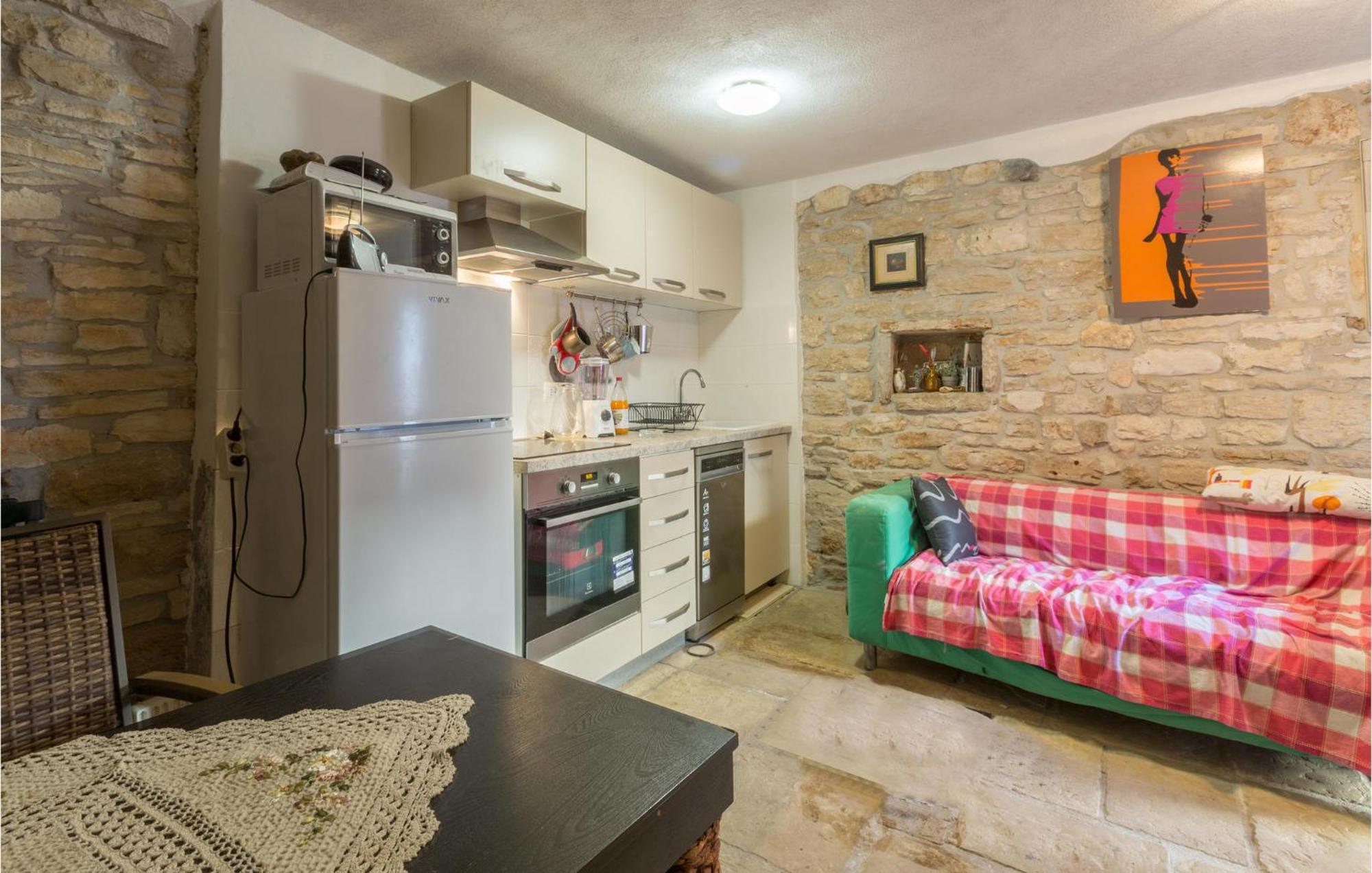 2 Bedroom Stunning Home In Bale Kültér fotó